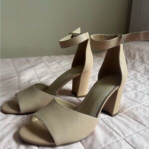 New Jessica Simpson size 8 Ankle-Strap Block Heel Sandals - Neutral Beige